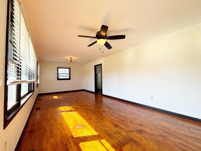 Building Photo - Greenback 37742 - 3 bedroom, 1 bath home - Contact Jeremy Logan (865) 307-2273