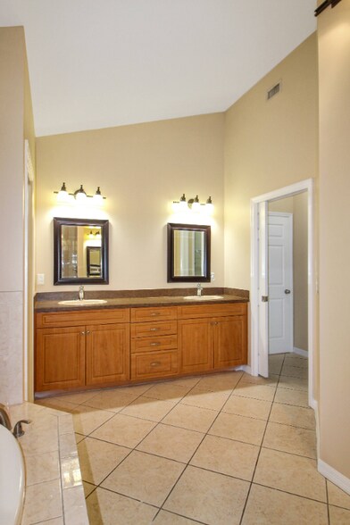 Building Photo - 3265 W Price Blvd