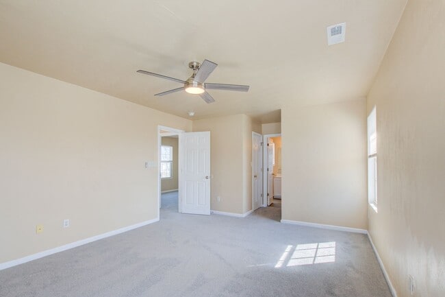 Building Photo - 3 Bed, 2.5 Bath Home Conveniently Located ...