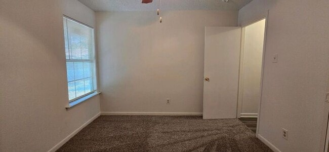 Building Photo - 2 Bedroom 1 Bath Close to Everything! Long...