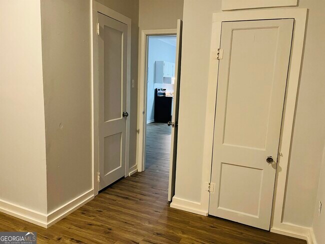 Building Photo - 504 Broad St