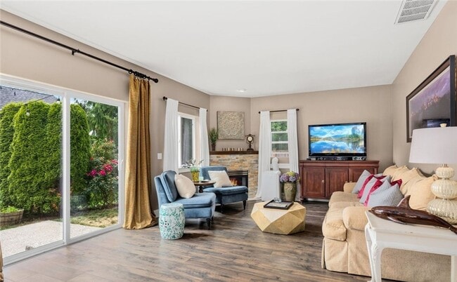 Building Photo - A Gorgeous Home with 4 Bed and 2.5 Bath