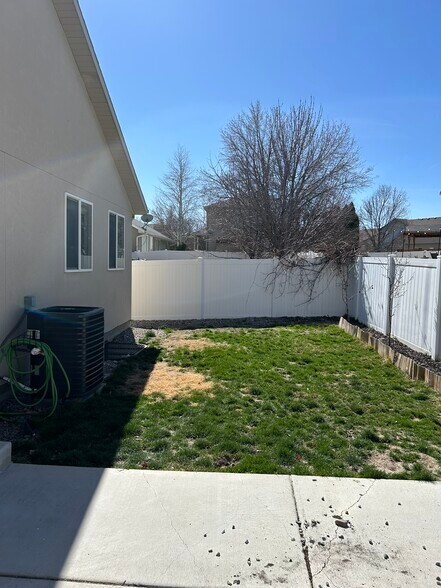 Building Photo - 10658 S Poplar Grv Dr