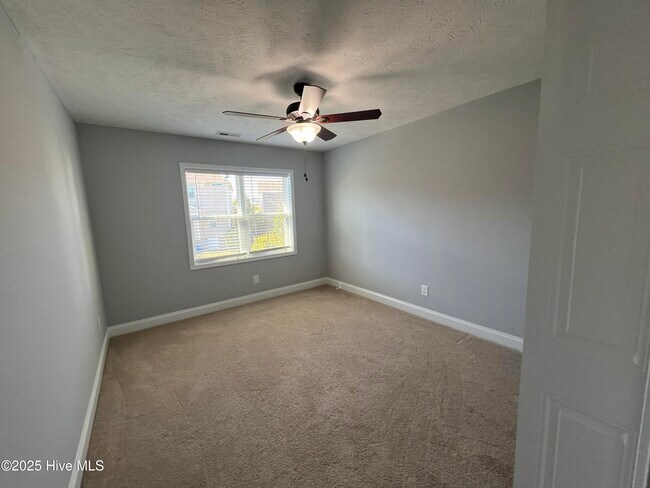 Building Photo - 127 Lightwater Dr