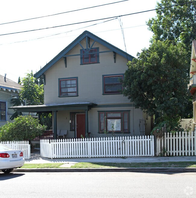 Building Photo - 831 Kensington Rd