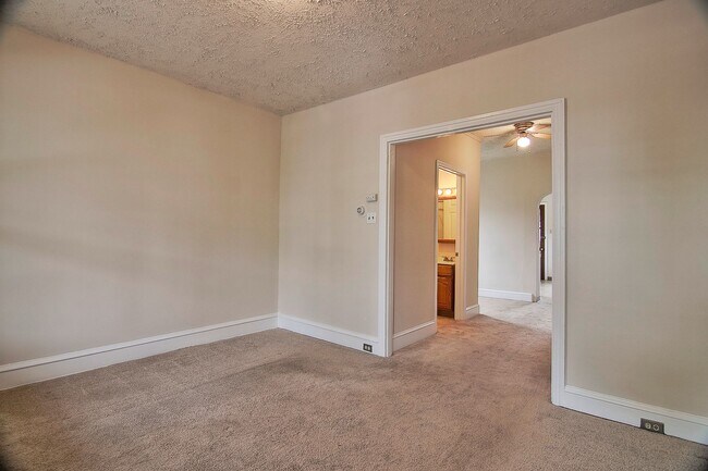 Building Photo - Spacious 4/5 Bedroom Home for Rent - Available Now!