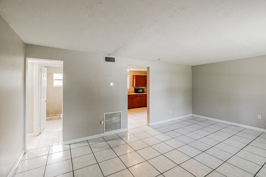 Building Photo - 2418 SW 6th Ct
