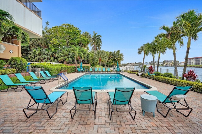 Building Photo - 1150 Hillsboro Mile