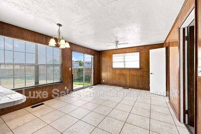 Building Photo - 700 NE 81st St