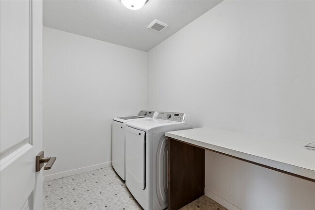 Building Photo - 11016 W Portola St