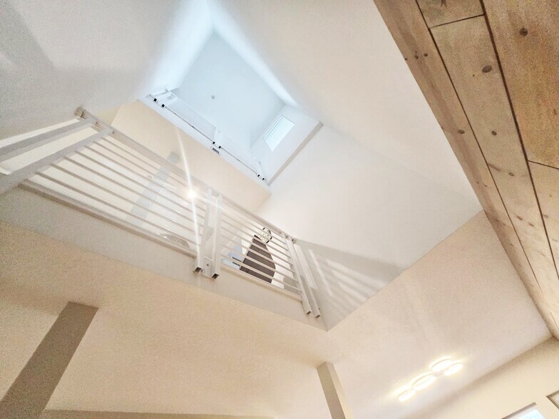 Building Photo - 302 NE 8th Ave