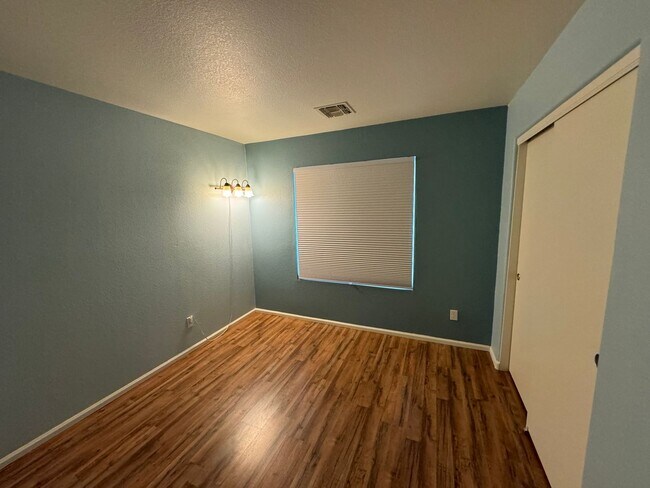 Building Photo - COZY HOME