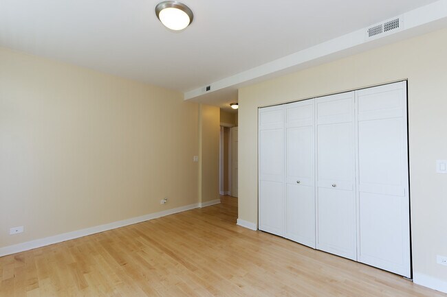 Building Photo - 811 W Eastwood Ave