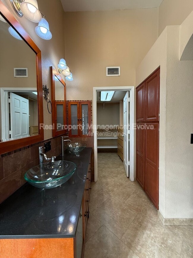 Building Photo - 11003 W Laurelwood Ln