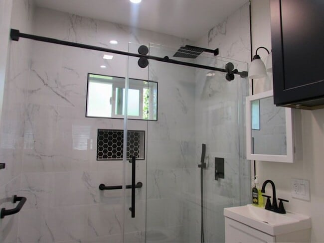 Building Photo - ADU-1 bedroom Utilities included Washer/Dryer/Refrigerator