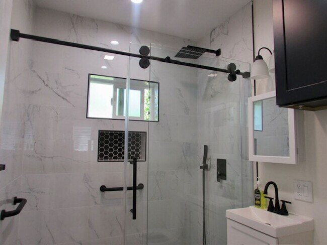 Building Photo - Jr ADU-1 bedroom 320sq ft Washer/Dryer/Refrigerator--Gated parking