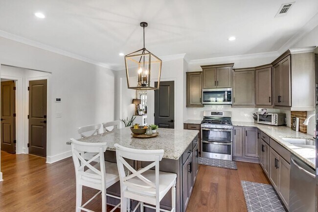 Building Photo - 647 Sire Ave