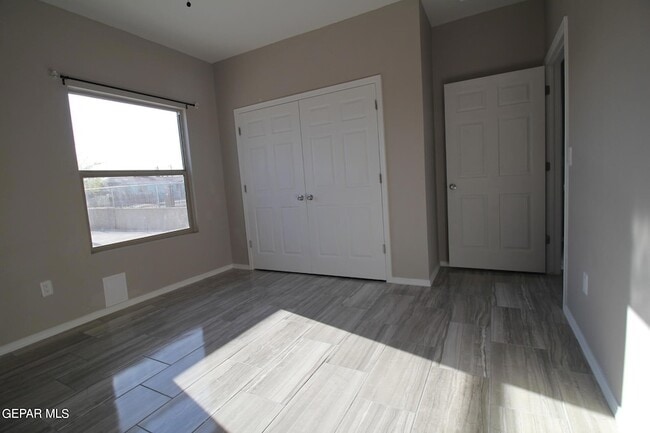 Building Photo - 517 Val Verde St