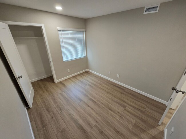 Building Photo - Fully renovated 4 bed 2 bath!