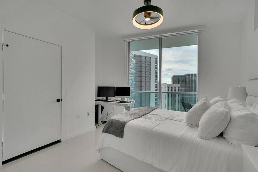 Building Photo - 900 Biscayne Blvd