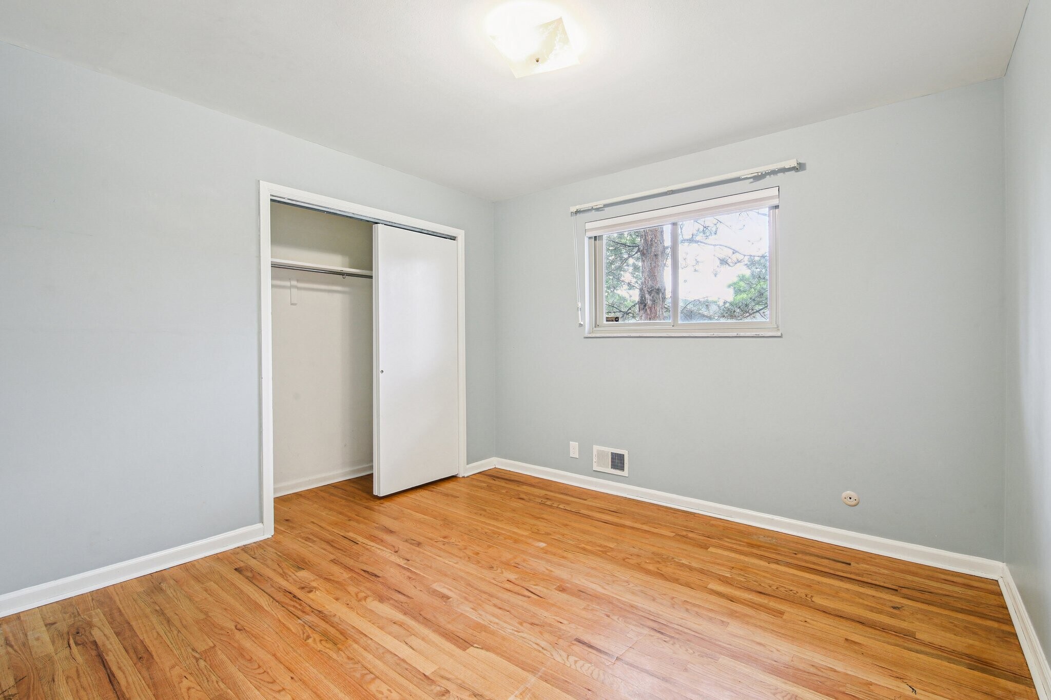 Building Photo - 994 E Costilla Ave