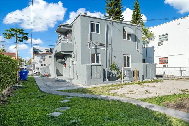 Building Photo - 842 SW 3rd St