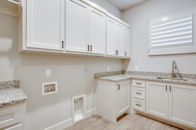 Building Photo - 13801 Raleigh Ave