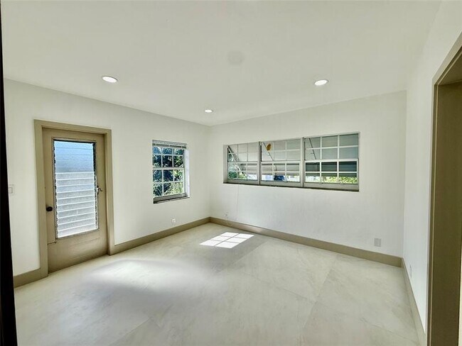 Building Photo - 1400 SE 7th Ave