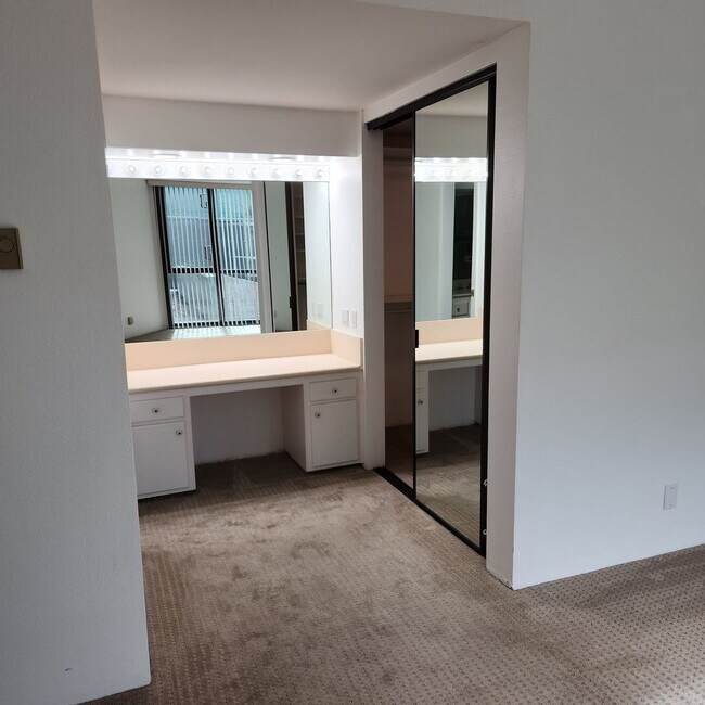 Building Photo - Mission Bay (Sail Bay) Crown Point 2bed 2bath 1625 sqft, Water View