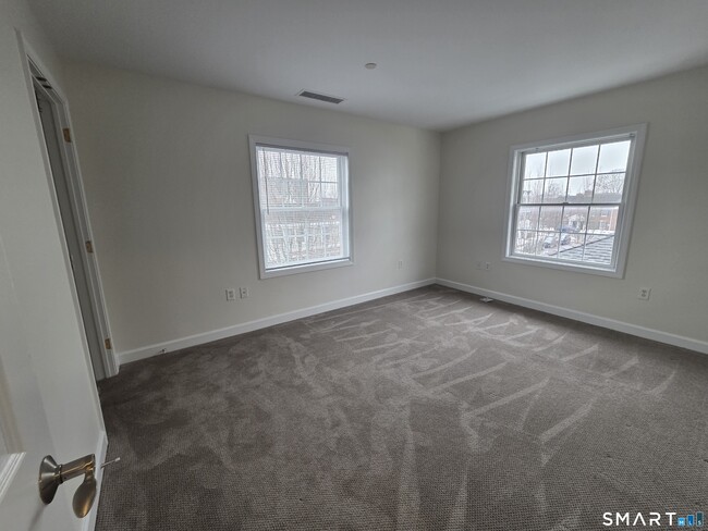 Building Photo - 31 Fairgate Dr