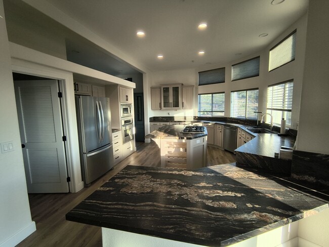 Building Photo - 2828 La Cresta Rd