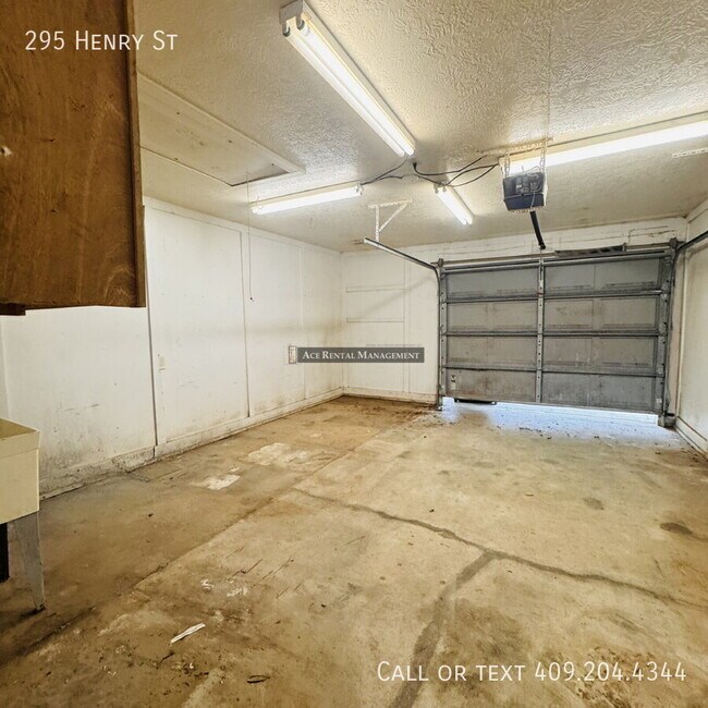 Building Photo - 295 Henry St