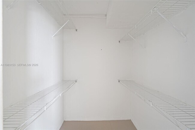 Building Photo - 2000 NE 135th St