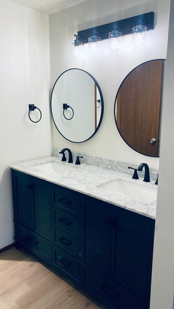 Building Photo - Cute and Quaint Updated Federal Way Condo