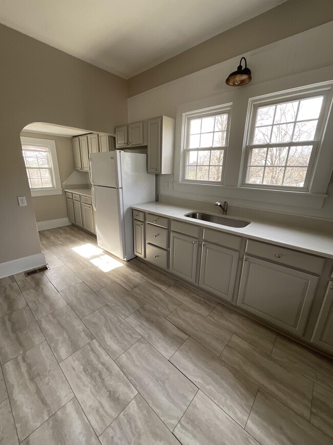 Building Photo - 603 Poplar Ave