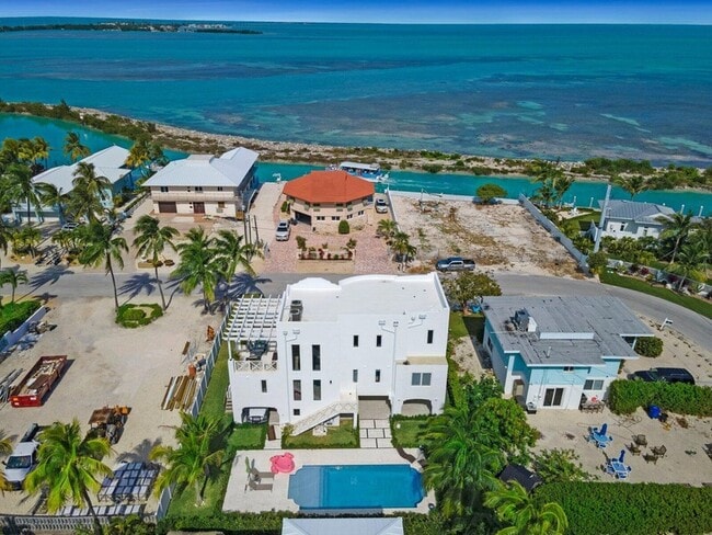 Building Photo - 317 E Seaview Cir