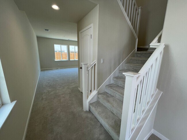 Building Photo - Newer Florsheim Home