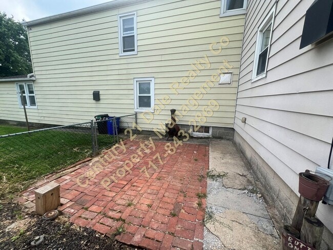 Building Photo - 2 Bedroom 1 Bath apartment with off street...