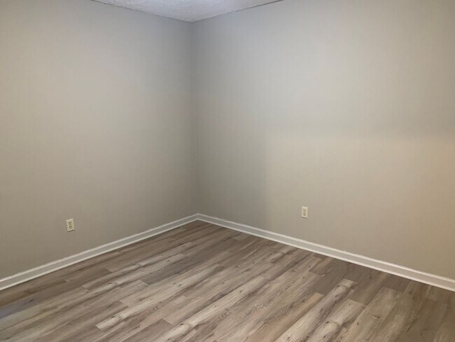 Building Photo - 2 Bedroom Townhouse off Greenview Drive