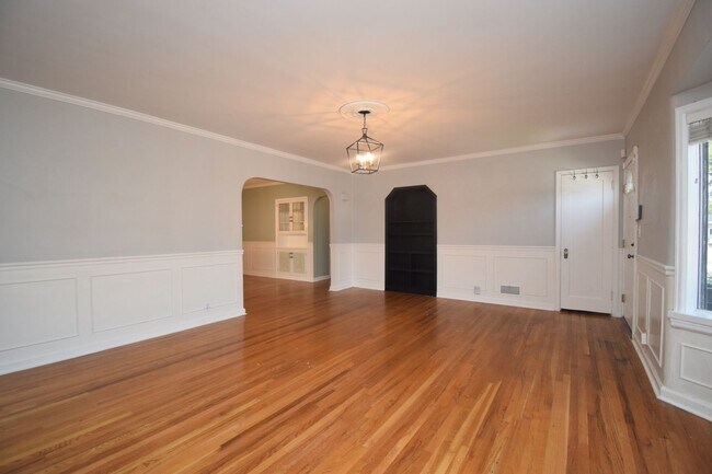 Building Photo - Unique 6 Bedroom Home in Midvale!