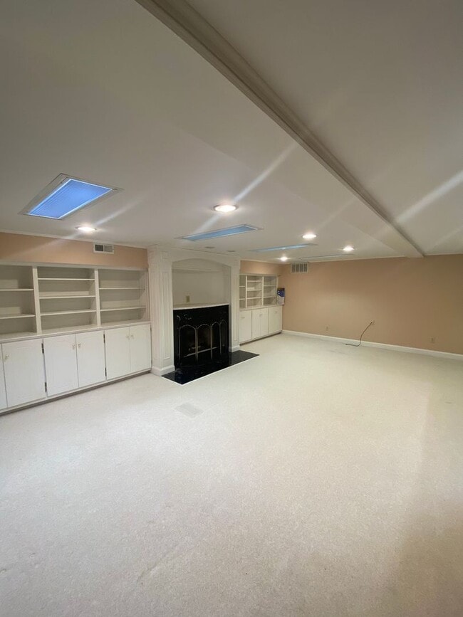 Building Photo - Beautiful 3 BR/2.5 BA Waterfront Home on Trent River!