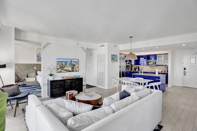 Building Photo - 3101 Bayshore Dr