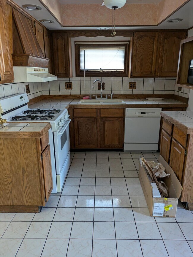 Kitchen - 5734 W Newport Ave