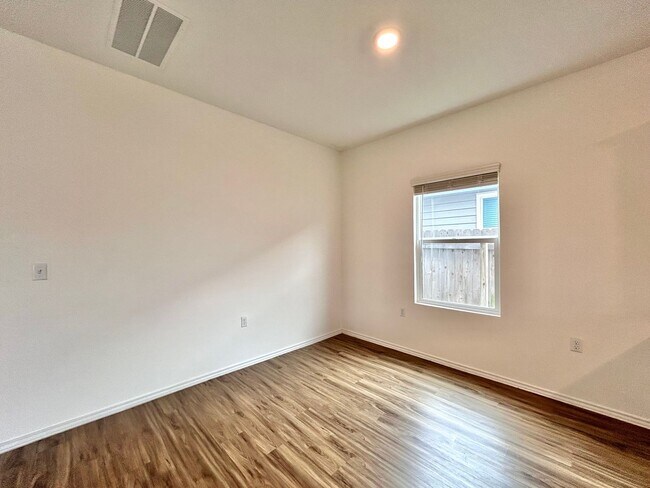 Building Photo - Your Next Home Awaits – Bright, Modern & M...