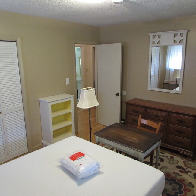 Building Photo - Fully Furnished Apartment