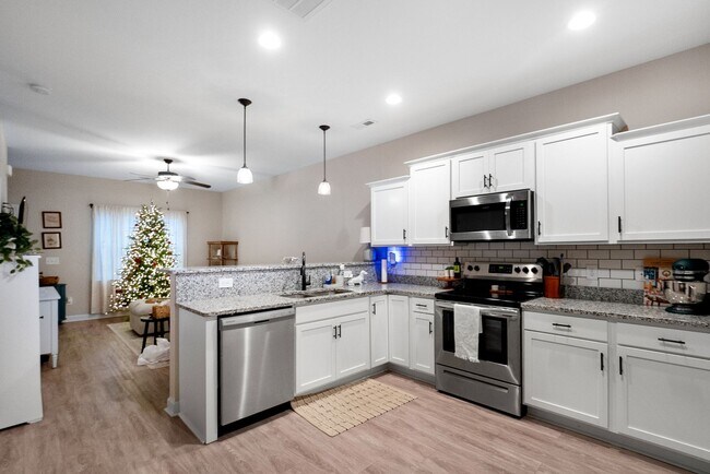 Building Photo - 2 Bed 2.5 Bath Townhome