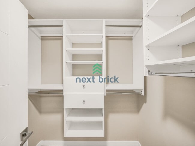 Building Photo - 2 Bed 2 Bath Spacious Townhome