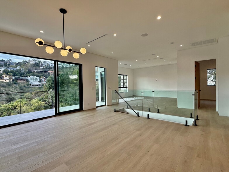 Building Photo - 1931 Sunset Plaza Dr