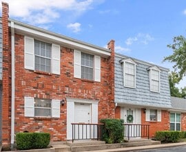 Building Photo - Luxury Townhome Living in the Prestigious Gated Community of Indian Creek – Available Now!