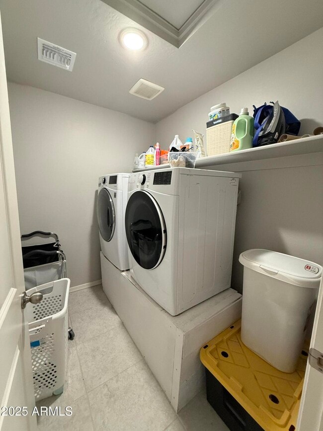 Building Photo - 6014 E Helios Dr